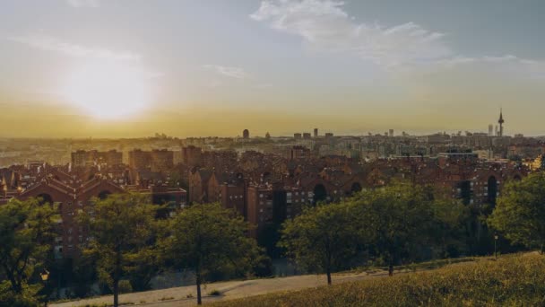 4K Timelapse Video klipp av Panoramautsikt over byen Madrid ved solnedgang. Skyline med gamle Town Cityscape og Metropolis Building. Spanias hovedstad med solnedgang i backgorund . – stockvideo