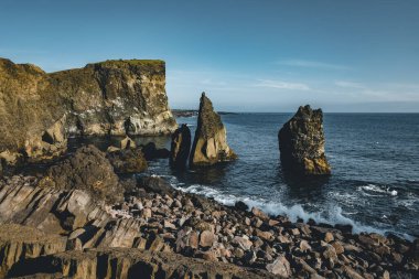 Atlantik Okyanusu 'ndaki Reynisdrangar kayalıklarının dramatik deniz manzarası. Güney İzlanda 'da renkli yaz günbatımı, Vic köyünün yeri, Avrupa.