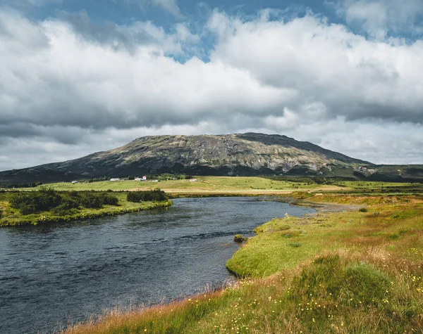 Río Glacial Bruara que conduce hacia la cascada bruarfoss en Islandia., Hermosa vista de verano durante el sol de medianoche con cielo azul y nubes. Suroeste de Islandia durante el verano . —  Fotos de Stock