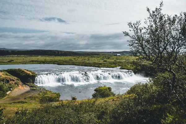 Водоспад Faxafoss Faxi був знятий з пішохідною доріжкою в південній Ісландії. Вода, що падає на Золоте коло під час опівнічного сонця. Широкий кут сцени. — стокове фото