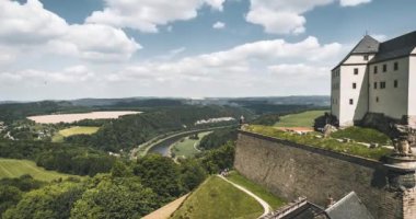 4k hareketli Timelapse Video klibi Saxon İsviçre 'de Koenigstein kalesi. Yaz boyunca bulutlar ve mavi gökyüzü. Almanya 'da Saksonya Bölgesi.