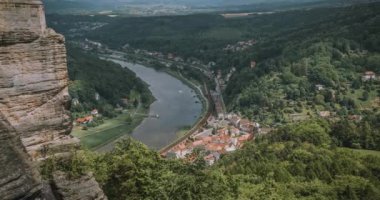 4k hareketli Timelapse Video klibi Elbe Nehri 'ne doğru ve Lilienstein Sakson İsviçre' de Koenigstein Kalesi 'nden. Almanya 'nın Saksonya bölgesindeki hava köyü manzarası.