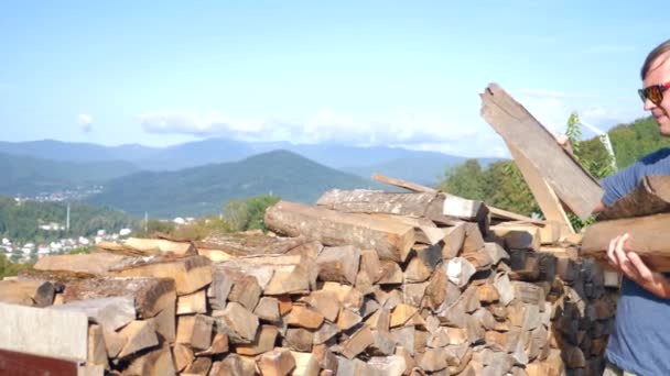 木材, 一堆木材为一个寒冷的冬天, 照明在一个小屋的壁炉。在山的背景。4k 慢动作复制空间 — 图库视频影像