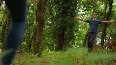 -Ormanda yürüyüş yürüyüş yapan çift hiking. Sağlıklı genç sportif çift etkin lifestyle.4k, ağır çekim