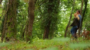 -Ormanda yürüyüş yürüyüş yapan çift hiking. Sağlıklı genç sportif çift etkin lifestyle.4k, ağır çekim