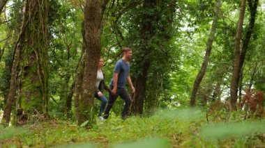 -Ormanda yürüyüş yürüyüş yapan çift hiking. Sağlıklı genç sportif çift etkin lifestyle.4k, ağır çekim