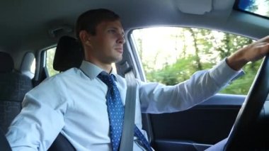 Yolcu, yoldan dikkati dağılmış bir gömlek ve kravat konuşan erkek bir işadamı. trafik kurallarının ihlali. 4k, ağır çekim