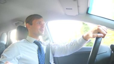 Yolcu, yoldan dikkati dağılmış bir gömlek ve kravat konuşan erkek bir işadamı. trafik kurallarının ihlali. 4k, ağır çekim
