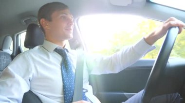 Yolcu, yoldan dikkati dağılmış bir gömlek ve kravat konuşan erkek bir işadamı. trafik kurallarının ihlali. 4k, ağır çekim