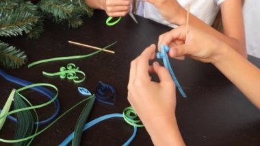 Yaratıcı kağıt Noel ağacı. Quilling. Çocuk el kapitone el sanatları yeni yıl için yapacaklar. 4 k. kopya alanı, yakın çekim