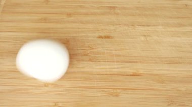 bir adamın pişmiş veya çiğ olup olmadığını anlamak için bir tavuk yumurtası. haşlanmış yumurta hızla döner. 4 k. kopya alanı