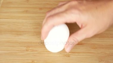 bir adam temizler ve bir tavuk yumurta keser. Vücut geliştirmeciydi yumurta akı ve yumurta sarısı ile daha önce eğitim spor salonu Protein keser. 4, kopya alanı