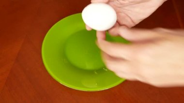 bir adam temizler ve bir tavuk yumurta keser. Vücut geliştirmeciydi yumurta akı ve yumurta sarısı ile daha önce eğitim spor salonu Protein keser. 4, kopya alanı