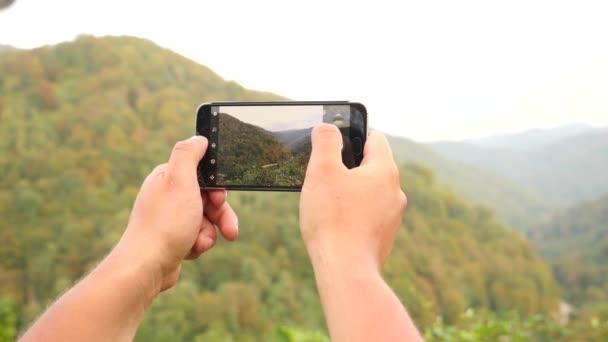 Ο άνθρωπος χρησιμοποιώντας smartphone λαμβάνουν φωτογραφία θέα στο βουνό. 4k, αργή κίνηση — Αρχείο Βίντεο