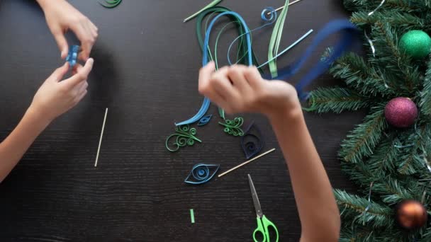 創造的な紙のクリスマス ツリー。クイリング。子供の手では、新年のキルティングの工芸品を作る。4 k. コピー スペース, クローズ アップ — ストック動画