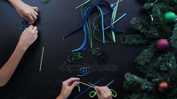 Kreativer Papier-Weihnachtsbaum. Quilling. Kinderhände basteln Quilten für das neue Jahr. 4k. Kopierraum, Nahaufnahme — Stockvideo