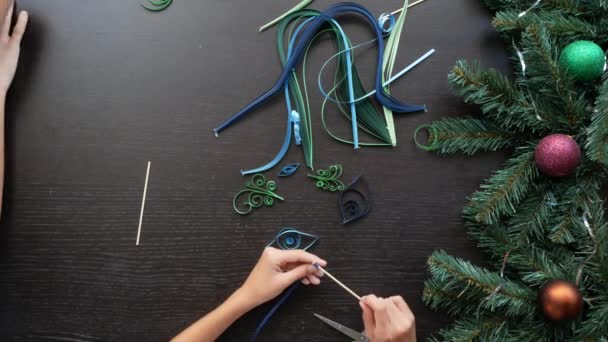 Árbol de Navidad de papel creativo. Quilling. manos de los niños hacen manualidades de acolchado para el nuevo año. 4k. espacio para copiar, primer plano — Vídeo de stock