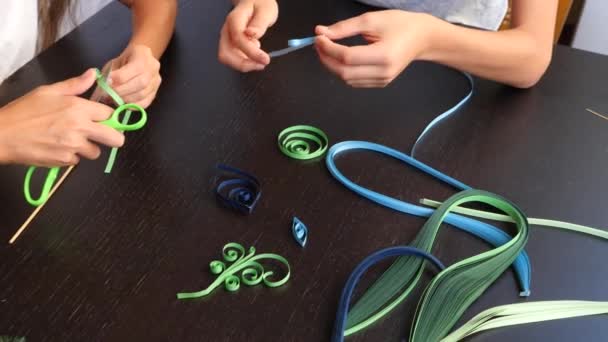 Árvore de Natal papel criativo. Quilling. as mãos de crianças fazem ofícios de colcha do Ano Novo. 4K. espaço de cópia, close-up — Vídeo de Stock