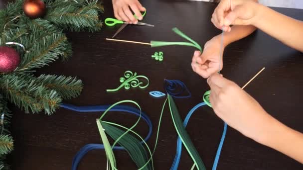 Árbol de Navidad de papel creativo. Quilling. manos de los niños hacen manualidades de acolchado para el nuevo año. 4k. espacio para copiar, primer plano — Vídeo de stock