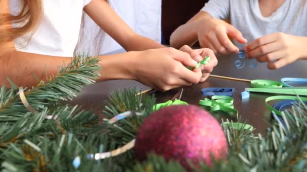 Árvore de Natal papel criativo. Quilling. as mãos de crianças fazem ofícios de colcha do Ano Novo. 4K. espaço de cópia, close-up — Vídeo de Stock