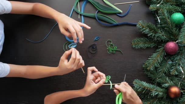 創造的な紙のクリスマス ツリー。クイリング。子供の手では、新年のキルティングの工芸品を作る。4 k. コピー スペース, クローズ アップ — ストック動画