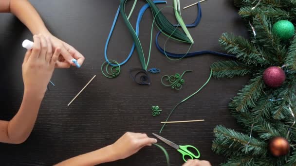 Kreativa papper julgran. Quilling. barnens händer göra quiltning hantverk för det nya året. 4 k. kopia utrymme, närbild — Stockvideo