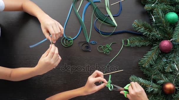 Árvore de Natal papel criativo. Quilling. as mãos de crianças fazem ofícios de colcha do Ano Novo. 4K. espaço de cópia, close-up — Vídeo de Stock