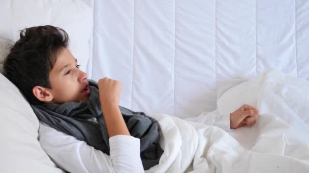 Un niño enfermo estaba acostado en la cama con fiebre, mamá está cuidando a un hijo enfermo. 4k, grabación en cámara lenta, espacio para copiar — Vídeos de Stock