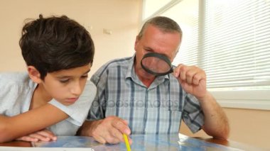 Komuta sizde Büyüteç evin ofiste, yaşam tarzı, 4 k, yavaş hareket ile torunu ile haritaya bakıyordum