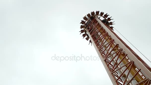 降塔。与多数下落塔, 运载的乘客的吊篮被举到一个大垂直的结构的顶端, 然后发布到自由落体在塔。4k. 索契公园。2017年9月. — 图库视频影像