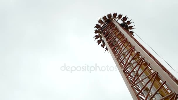 Torre de lançamento. Com a maioria das torres de queda, uma gôndola transportando cavaleiros é levantada para o topo de uma grande estrutura vertical, em seguida, liberado para queda livre para baixo da torre. 4K. Parque Sochi. Setembro de 2017 . — Vídeo de Stock