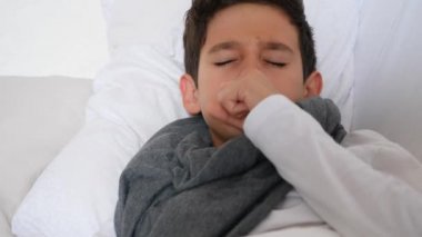 Erkek bir hasta bebek ateşi ile yatakta yatıyordu. 4k, ağır çekim silah, uzay kopyalama