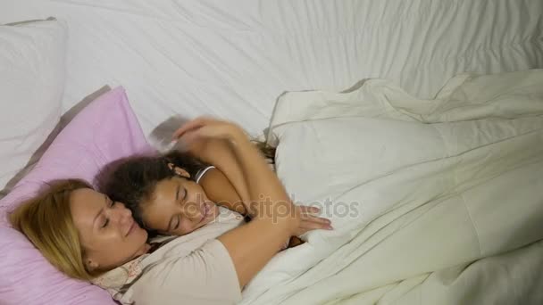 Mãe e seus filhos falando deitado na cama. 4K. espaço de cópia — Vídeo de Stock