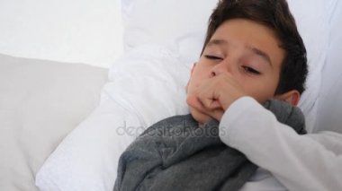 Erkek bir hasta bebek ateşi ile yatakta yatıyordu. 4k, ağır çekim silah, uzay kopyalama