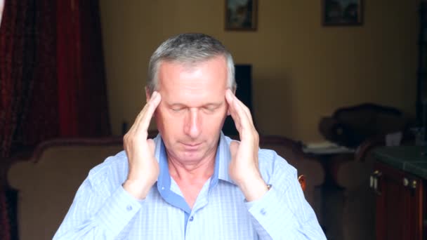Närbild porträtt av en äldre man vars huvud gör ont. 4k, Slowmotion — Stockvideo
