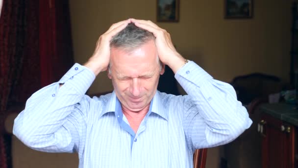 Retrato de cerca de un anciano cuya cabeza duele. 4k, cámara lenta — Vídeos de Stock