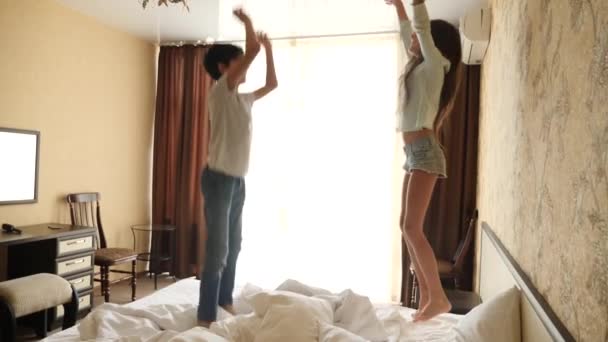 Joyeux rire frère et sœur avoir une bataille d'oreillers. 4k, au ralenti — Video