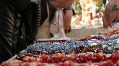 yarı değerli taşlardan yapılmış takı ile vitrin. 4k, birisi süslemeleri seçer. bulanıklık, yakın çekim.