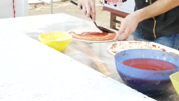 Cozinheiro chef chef. pizzaria de rua. 4k — Vídeo de Stock