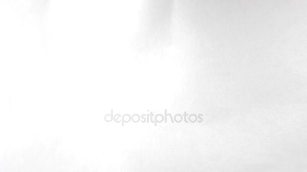 Mains déchirer feuille de papier, gros plan sur un fond turquoise. 4k, au ralenti 