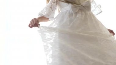 Yakın plan, 4K, yavaş çekim, kız beyaz dantelli bir elbise içinde dönüyor..
