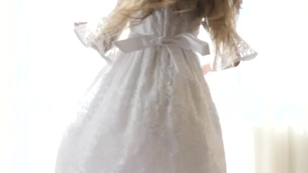 Gros plan, 4k, ralenti, la fille tourne dans une robe en dentelle blanche. — Video