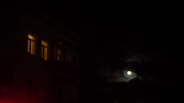 渡し雲の切れ間から夜の空に月が輝いています。4 k — ストック動画