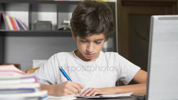 Concepto de aprendizaje en línea. el niño está inscrito en una escuela en línea. chico haciendo la tarea con el portátil. 4k, cámara lenta — Vídeos de Stock