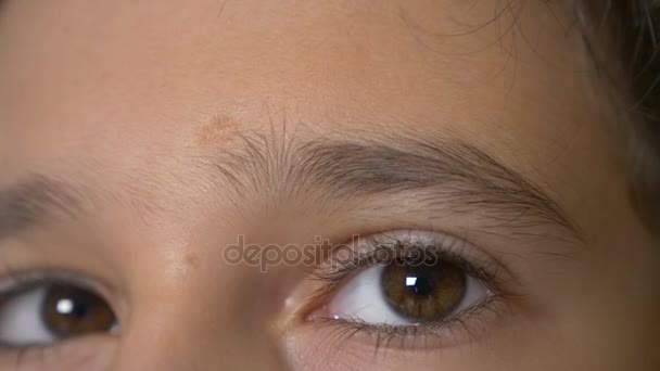 Ojos marrones de niño con largas pestañas negras. 4k, cámara lenta, primer plano — Vídeos de Stock