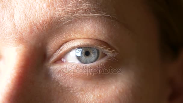 Close-up, female blue eye without make-up, with long blond eyelashes and eyebrows, 4k, slow-motion, copy space — Stock Video