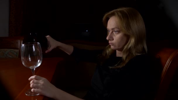 슬 프 고, 아름 다운 여자를 밤에 와인을 마시는입니다. 클로즈업, 슬로우 모션 4 k. — 비디오