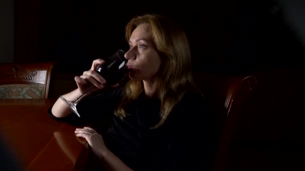 Сумна, красива жінка п'є вино вночі. крупним планом, 4k, повільний рух . — стокове відео