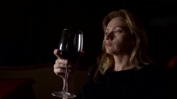 Triste, belle femme qui boit du vin la nuit. gros plan, 4k, ralenti . — Video