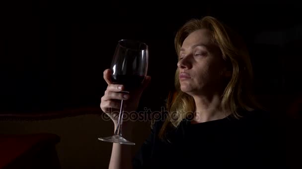 Triest, mooie vrouw, drinken van wijn in de nacht. Close-up, 4k, slow-motion. — Stockvideo